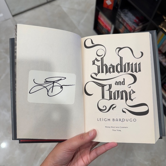 SIGNED Shadow & Bone Trilogy by Leigh Bardugo - Picture 4 of 8